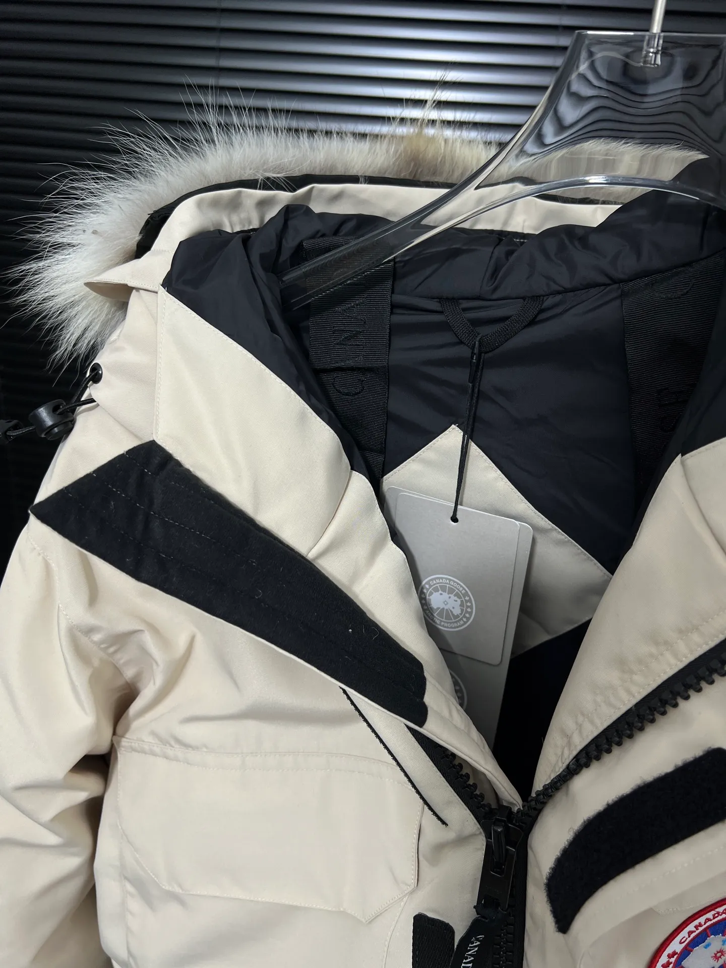 P780 🆕 Top original version, supports chip sensor with handbag 𝗖𝗮𝗻𝗮𝗱𝗮 𝗚𝗼𝘀𝗲 / 🇨🇦 Canada Goose 08 Down Jacket ⚠️ Partners who have been cooperating with us in the past few years know that no matter what is produced outside, our pure genuine trading company ships ❗️ After the test of time, we have received rave reviews. You can compare the market products with us. If you are not satisfied, you can return it at will. You are also welcome to come to ZG to see it and then come to my home to buy‼  1⃣️ The filling is 80% white duck down, with a weight of 500g. Regarding the down content, you can feel it with your hands. Good down has no embarrassment and can be called a walking duvet! 2⃣️ The fabric is made of Feather-Light 10D waterproof coating fabric, which is made of 84.5 polyester fiber and 15.5 cotton. The surface is treated with a special Teflon protective coating produced by DuPont to prevent wind and splash water, and makes the clothing anti-pollution and long-lasting new features! 3⃣️ One-piece seamless cuffs, 13cm official length, all seals are stamped, and all the inner liner is hemmed. The overcoat means sewing all the inner liner once. On the one hand, it is to prevent the velvet from running off, and on the other hand, it can keep the stiffness of the clothes! 4⃣️ Original Yoshida Kogyo Kabushikigaisha zipper, top-grade zinc alloy electroplated zipper with the highest specifications, using precise Japanese craftsmanship, raw materials and management methods. Each zipper can withstand 100,000+ openings and closings 5⃣️ The detachable fur collar is made of top-grade imported wolf fur, which is not comparable to the loose and soft raccoon fur and fake fur on the market. It is a natural Siberian coyote fur collar. The delicate and strong feel is the sense of life that comes from the erosion of wind and frost in nature. 6⃣️ Main logo double-thread 9-needle locking stranded embroidery, electronic digital automatic embroidery, maple leaves with sharp edges. Size: XS-XXL Color: black, off-white, graphite gray, sapphire blue Dark Blue Pink Azure Graphite Gray Black Label Shoulder Width Chest Sleeve Length Clothes Length Recommended Weight kg 67 87 80-90 2XL 58 136 69 89 90-105